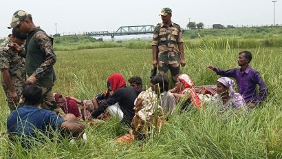 সাপাহার সীমান্তে পুশইনে ব্যর্থ হয়ে ১৭ জনকে ফিরিয়ে নিল বিএসএফ! শক্ত অবস্থানে বিজিবি