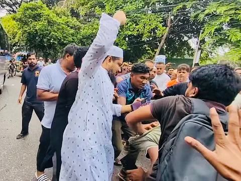 ধানমন্ডি ৩২-এ সংবাদ সংগ্রহে গিয়ে হামলার শিকার সাংবাদিকরা, হেনস্তার অভিযোগ অন্তত ১০ জনের