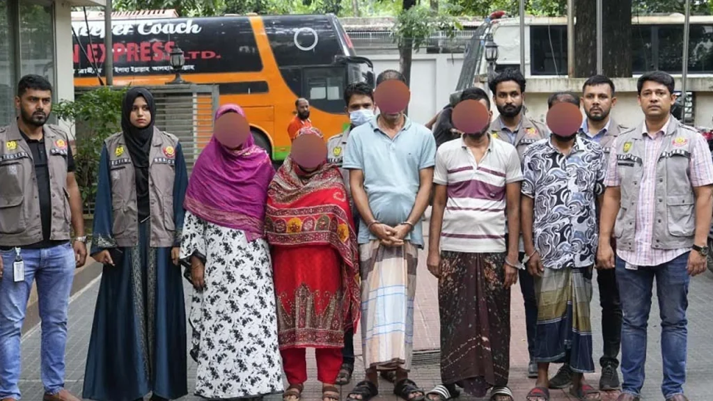 প্রেমের ফাঁদে ফেলে ব্ল্যাকমেইল, গ্রেপ্তার ৫