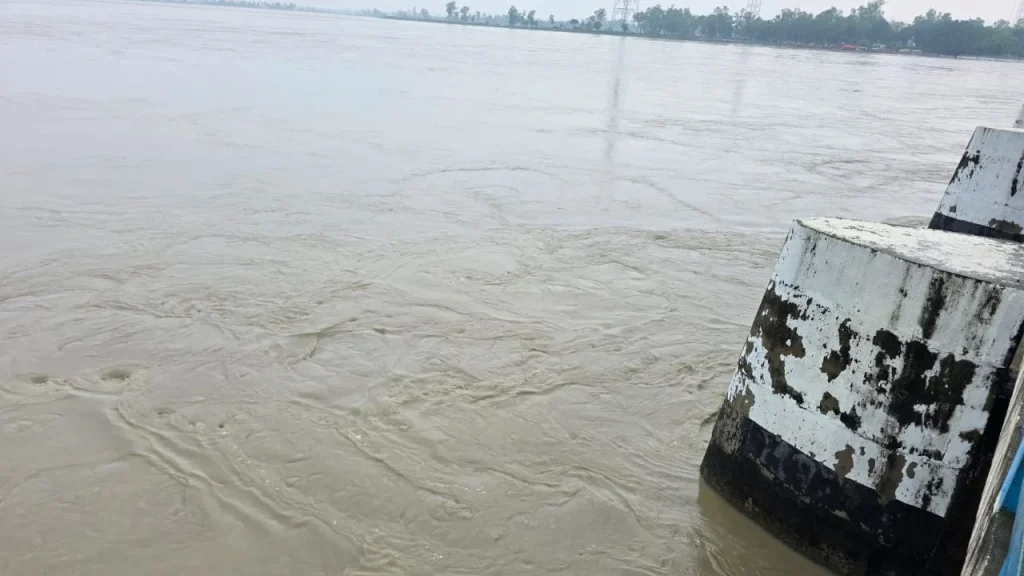 লালমনিরহাটে তিস্তার পানি বিপৎসীমা ছুঁই ছুঁই