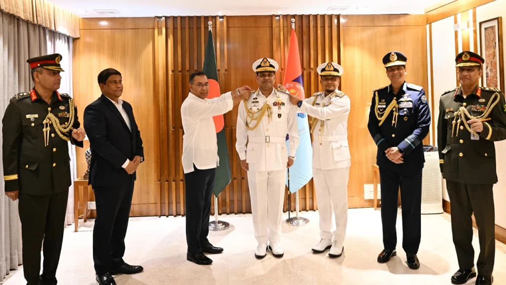 নবনিযুক্ত নৌবাহিনী প্রধানকে ভাইস অ্যাডমিরাল র‌্যাঙ্ক ব্যাজ পরালেন প্রধানমন্ত্রী