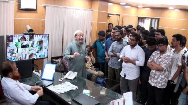 বরিশালে নতুন স্বাস্থ্য পরিচালককে ঘিরে বিক্ষোভ, অপসারণের দাবিতে ড্যাবের অবস্থান