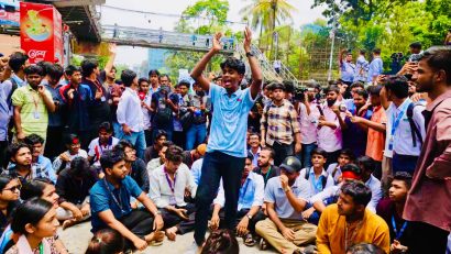 শিক্ষামন্ত্রীর পদত্যাগ দাবিতে সায়েন্সল্যাবে শিক্ষার্থীদের সড়ক অবরোধ