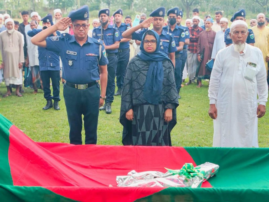 সাপাহারে বীর মুক্তিযোদ্ধা বছির উদ্দিনের রাষ্ট্রীয় মর্যাদায় দাফন সম্পন্ন