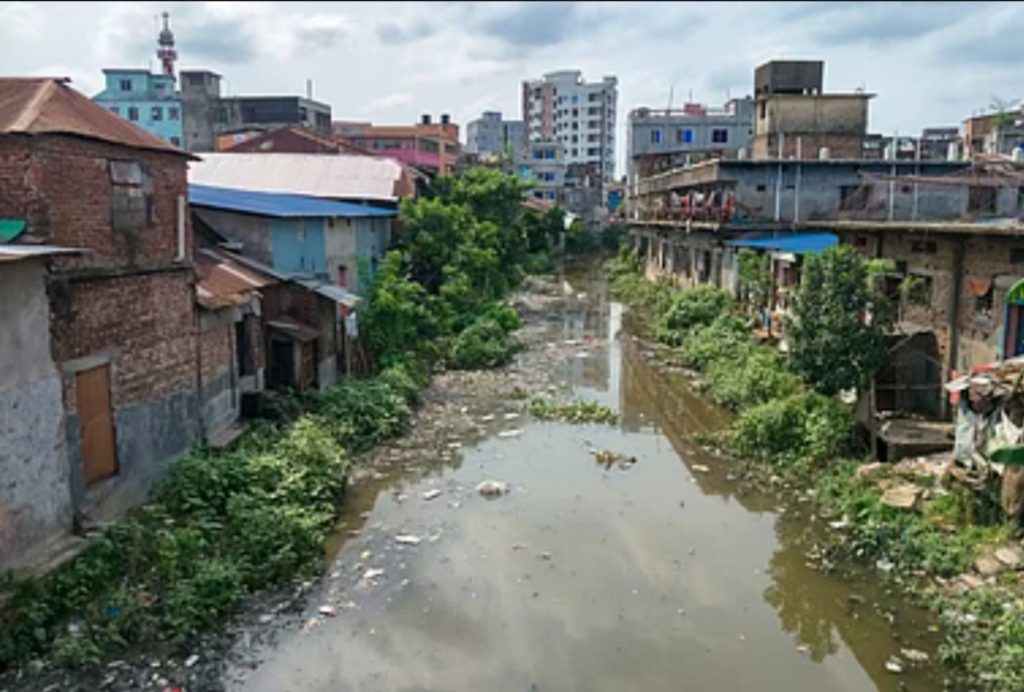 সবই এখন স্মৃতি’, খাল-পুকুর হারিয়ে ঢাকার পথেই বরিশাল!
