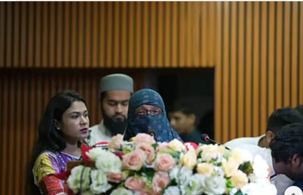 ​“এখনো সাজিদের গেঞ্জি বুকে নিয়ে ঘুমাই”: জগন্নাথ বিশ্ববদ্যালয়ে আবেগাপ্লুত শহীদ সাজিদের মা