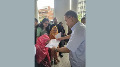 প্রতিবন্ধী তিন ব্যক্তির হাতে নিয়োগপত্র তুলে দিলেন প্রধানমন্ত্রী