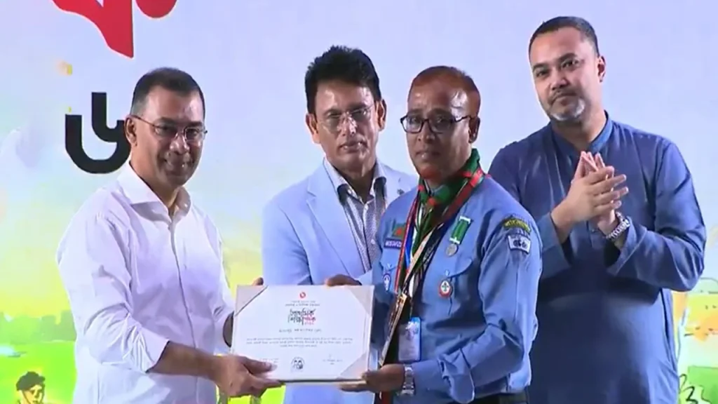 ‘প্রাথমিক শিক্ষা পদক’ বিতরণ করেছেন প্রধানমন্ত্রী