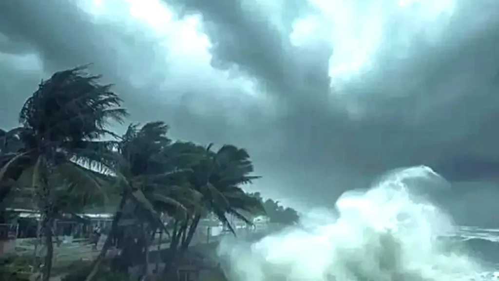 সব সমুদ্রবন্দরে ৩ নম্বর সতর্ক সংকেত