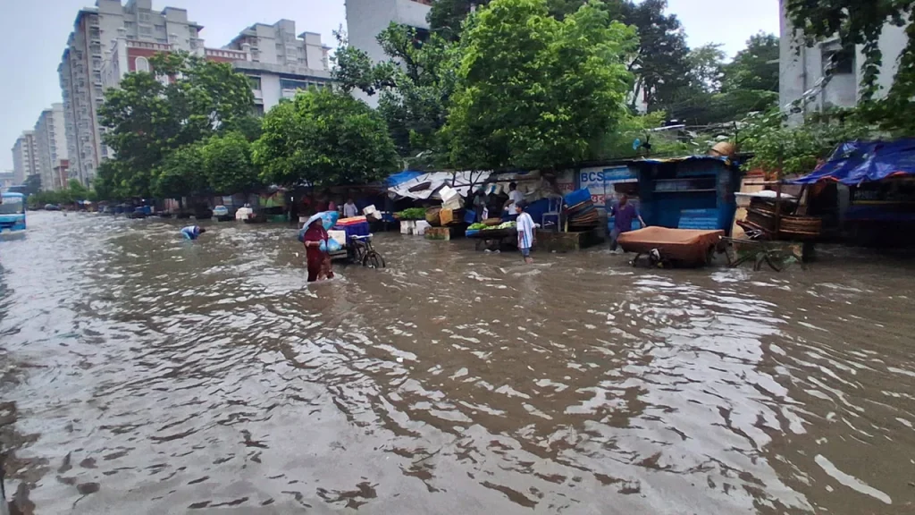 রাতভর বৃষ্টিতে ডুবল রাজধানী, আজও সারা দেশে বৃষ্টির আভাস