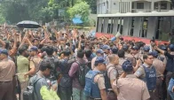 ঢাবিতে প্রধানমন্ত্রীর গাড়িবহরের পাশে শিক্ষার্থীদের বিক্ষোভ