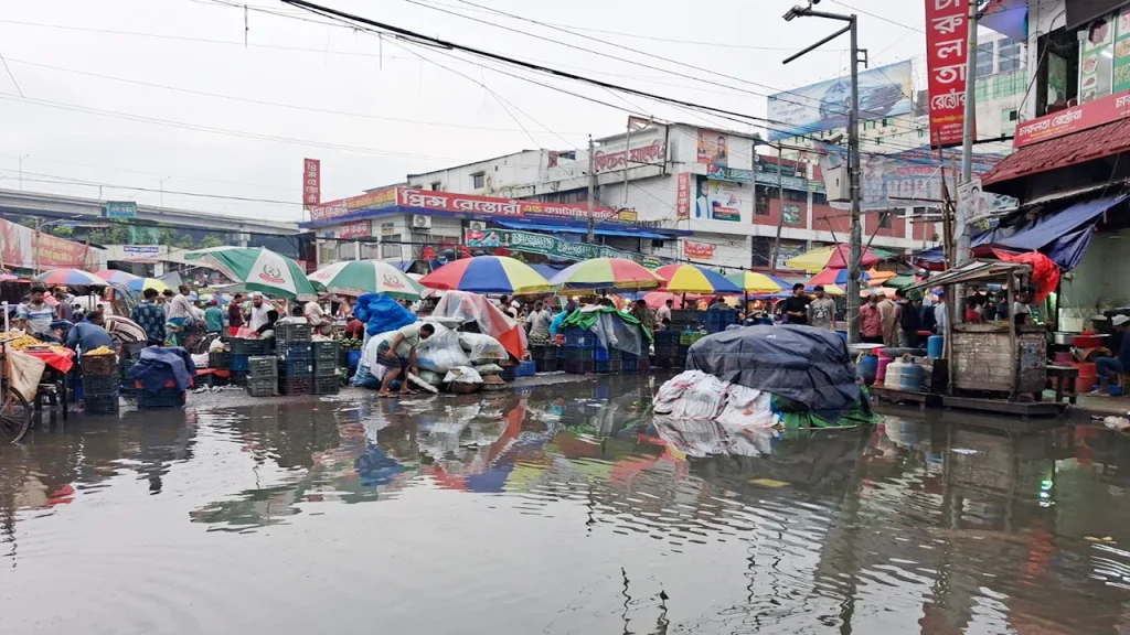 রাজধানীতে টানা বৃষ্টি ও জলাবদ্ধতায় জনদুর্ভোগ, পুলিশের বিশেষ সতর্কতা