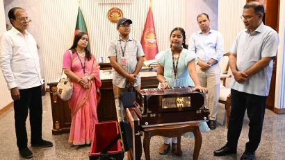 এক চিঠিতে অনুশ্রীর স্বপ্নপূরণ, পেল প্রধানমন্ত্রীর সাক্ষাৎ ও হারমোনিয়াম