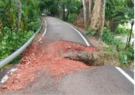 বাকেরগঞ্জে সড়কে মৃত্যু ফাঁদ, চরম জনদুর্ভোগ