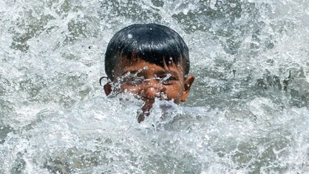 ভ্যাপসা গরমে জনজীবন হাঁসফাঁস, বৃষ্টি বাড়বে কবে থেকে