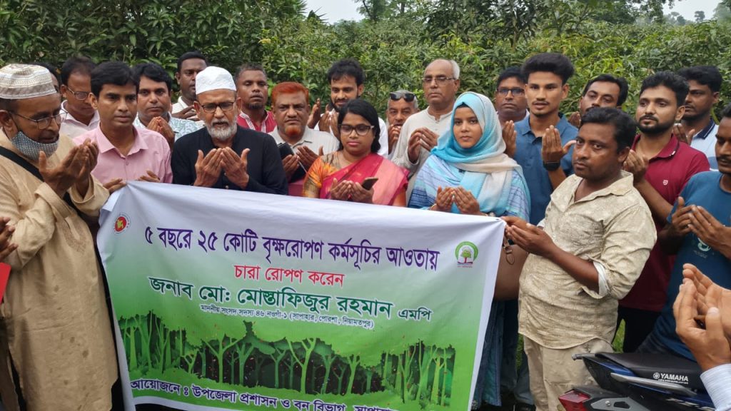 সাপাহারে বৃক্ষরোপণ কর্মসূচির অংশ হিসেবে চারা রোপণ করলেন মোস্তাফিজুর রহমান এমপি