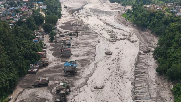 নেপাল-চীন সীমান্তে বন্যায় ১৫০০ নিখোঁজ, ৮০০ জনই বিদেশি