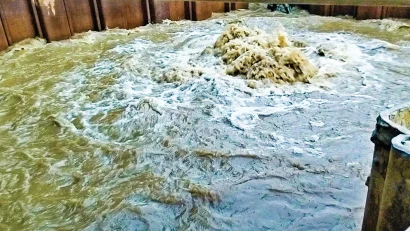 আড়িয়াল খাঁ নদের তলদেশে তিতাসের পাইপলাইনে লিকেজ