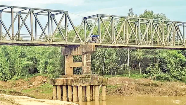 অবৈধভাবে বালু উত্তোলনে বেইলি সেতু এখন মরণফাঁদ