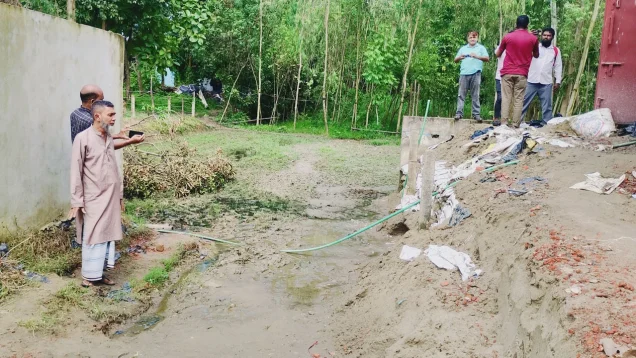 ২০ বছরের রাস্তা কেটে বিএনপি নেতার কাঁটাতারের বেড়া