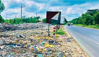 মহাসড়কের পাশেই বিষাক্ত বর্জ্যের ভাগাড়