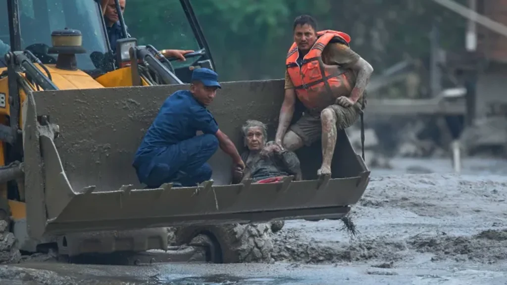 বন্যায় ভেসে আসা লাশ সংরক্ষণ ও শনাক্তে হিমশিম খাচ্ছে নেপাল