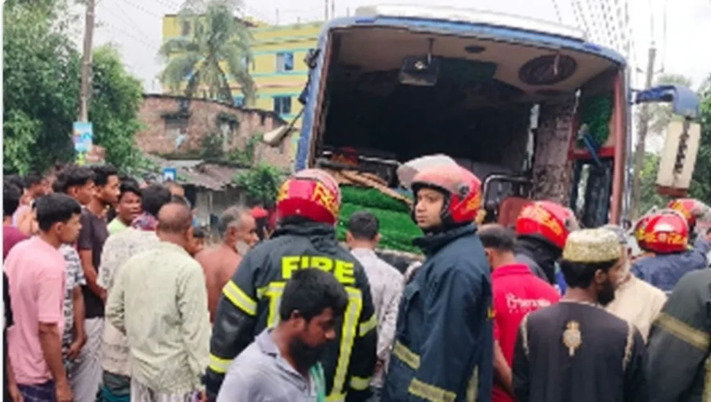 বগুড়ায় বাসচাপায় ৬ শ্রমিক নিহত, আহত ১৫
