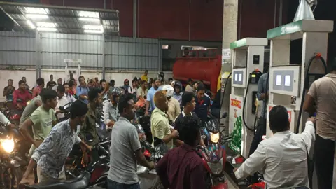 জ্বালানি তেলের দাম বাড়ানোর মধ্যরাতে পাম্পে ক্রেতা-বিক্রেতার বচসা-হট্টগোল