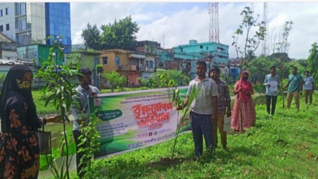 সাতক্ষীরায় পরিবেশ রক্ষায় যুব পানি কমিটির বৃক্ষরোপণ