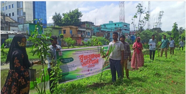 সাতক্ষীরায় পরিবেশ রক্ষায় যুব পানি কমিটির বৃক্ষরোপণ