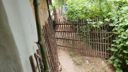 সাপাহারে বাঁশের বেড়া দিয়ে পরিবারকে অবরুদ্ধ করার অভিযোগ