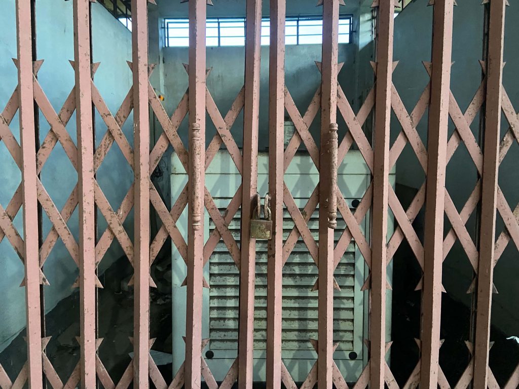 অবহেলায় পড়ে আছে লাখ লাখ টাকার জেনারেটর, বিদ্যুৎ না থাকলে ব্যাহত ল্যাব-ক্লাস