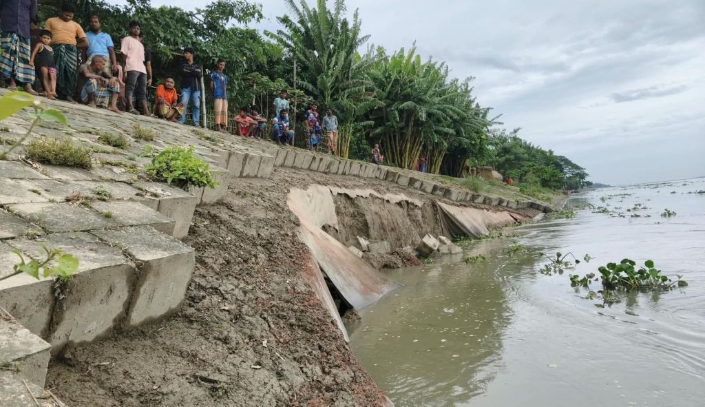 কুড়িগ্রামের ব্রহ্মপুত্রের তীর রক্ষা বাঁধে ধস, যেকোনো সময় ক্ষয়ক্ষতির সম্ভাবনা