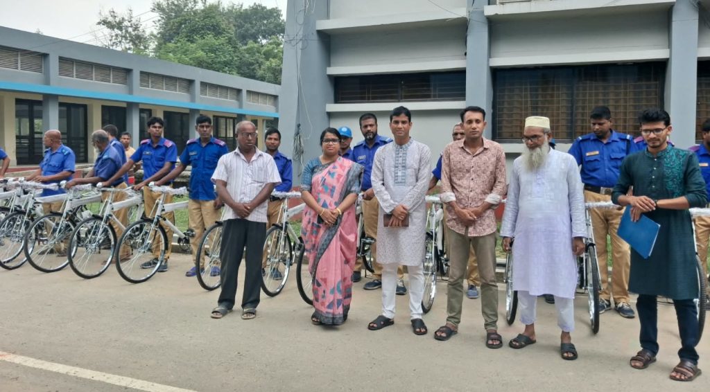 দায়িত্ব পালনে গতি বাড়াতে সাপাহারে ৫৫ জন গ্রাম পুলিশ পেলেন বাইসাইকেল