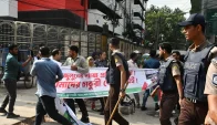 ইসলামী ব্যাংকের সামনে দুই গ্রুপের সংঘর্ষ, আহত ৫৫
