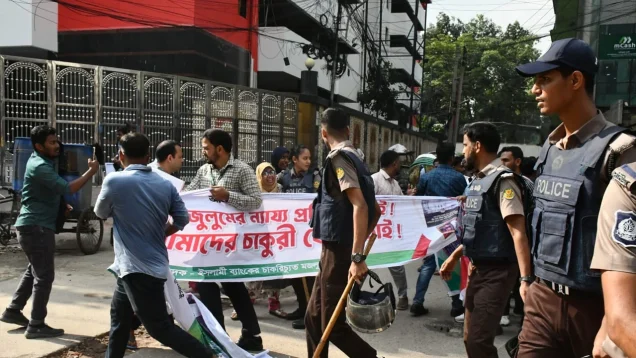 ইসলামী ব্যাংকের সামনে দুই গ্রুপের সংঘর্ষ, আহত ৫৫