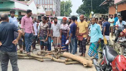 সারের দাবিতে শৈলকূপায় কৃষকদের সড়ক অবরোধ